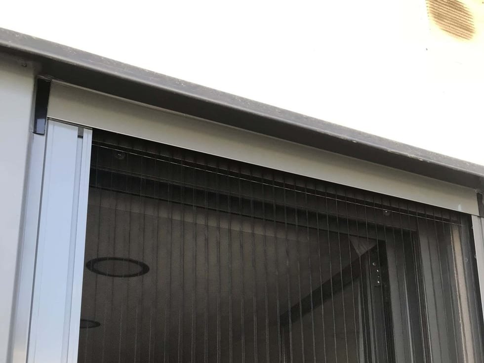 Mosquitera plisada en una puerta corredera de terraza