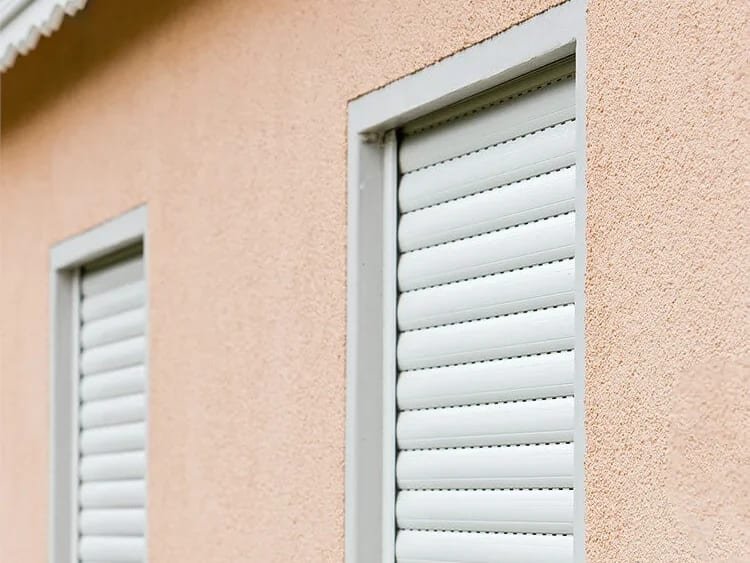 Persianas de PVC blancas en una fachada